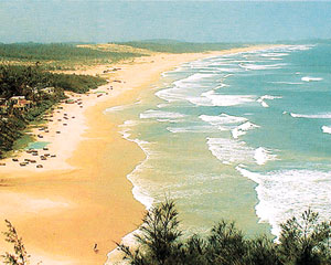 Bãi biển Mỹ Khê (Quảng Ngãi) được định hướng phát triển thành khu du lịch biển hơn 122 ha. Ảnh: H.T